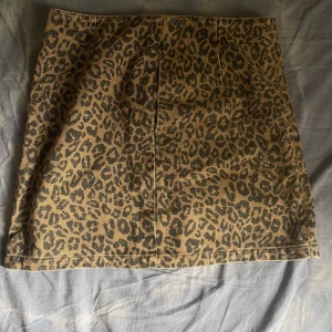 Kjol - Jätte fräsig kjol som jag använd Max 3 gånger. Coolt att ha ett nitbälte till eller bara ha den som den är.