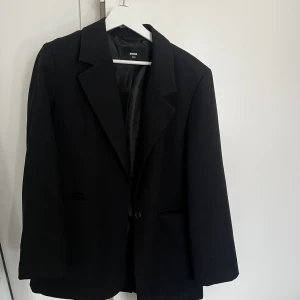 Kavaj  - Kavaj från Bikbok, aldrig kommit till användning för mig så den är i nyskick, helt oanvänd. Tror det är modellen biggie, den är ”oversize”.  Storlek xs-S men passar även M 