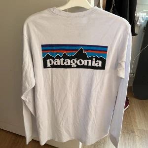 Långärmad t-shorts  - Jag säljer nu min långärmade t-shirt från Patagonien som är köpt på naturkompaniet. Den är i bra skick, använd bara några gånger. 