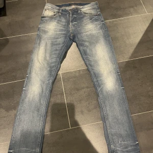 Nudie jeans - Hej jag säljer mina jeans, har inte andvänts pågrund av att dom var för små. 