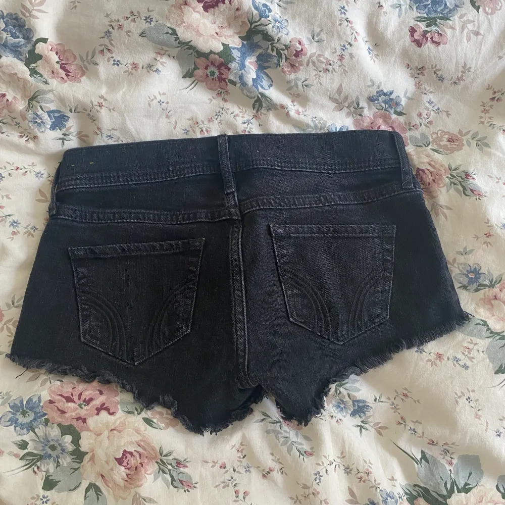 Assnygga lågmidjade hollister shorts i storlek w23. Säljer då dom är lite små för mig:( jättefint skick! Tryck gärna på köp nu!. Shorts.