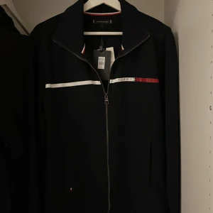Tommy Hilfiger zip up - Nytt skick har aldrig använts vill bli av med den för att jag håller på att försöka bli av med lite kläder.