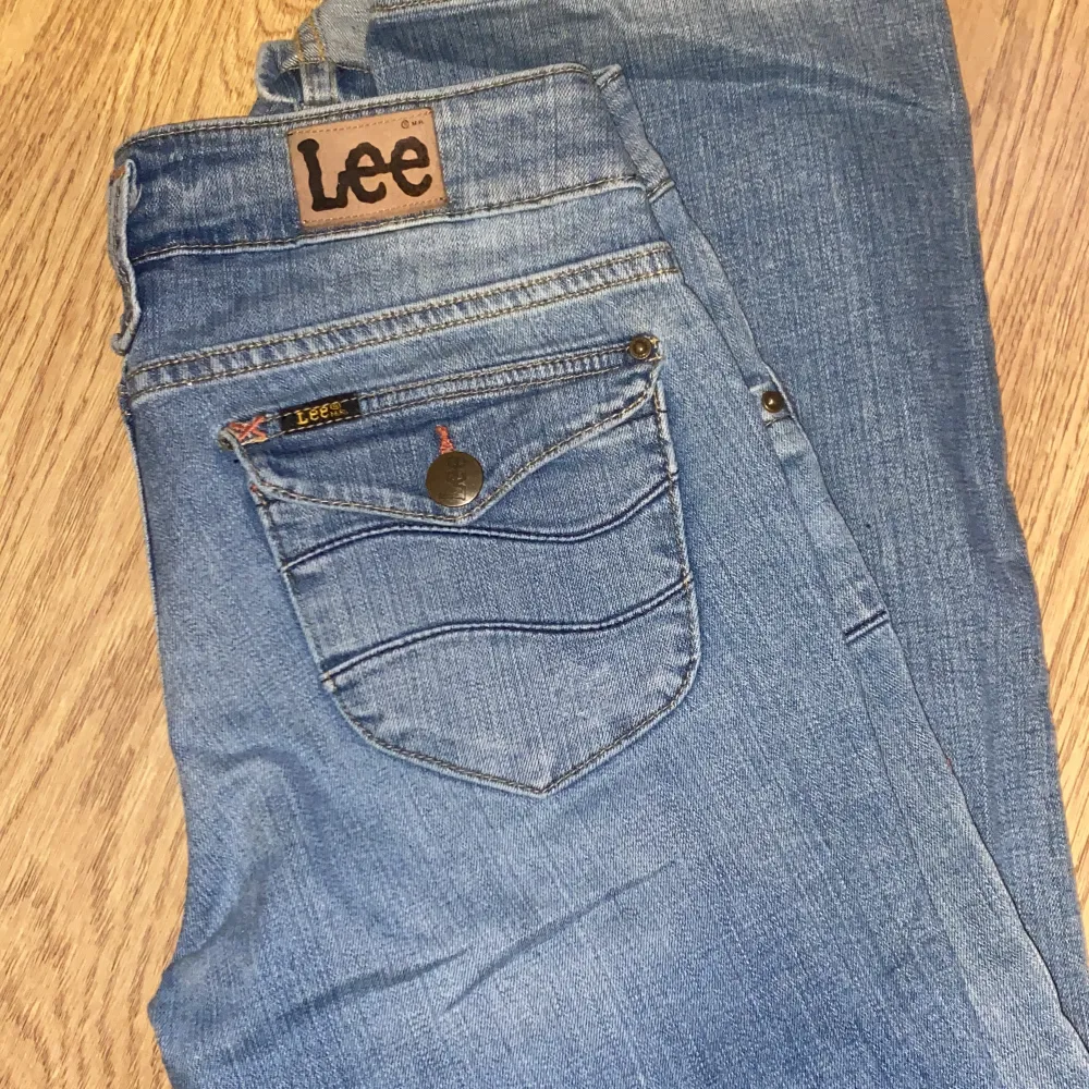 Säljer lågmidjade jeans från Lee, Aldrig använt. Dock är de köpta väldigt LÄNGESEN. Storleken står inte men skulle gissa på 34/36. Skriv om ni har andra funderingar😊. Jeans & Byxor.