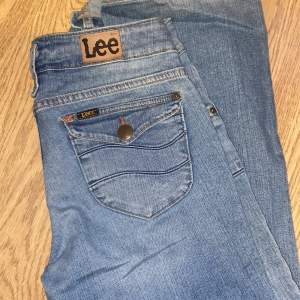 Säljer lågmidjade jeans från Lee, Aldrig använt. Dock är de köpta väldigt LÄNGESEN. Storleken står inte men skulle gissa på 34/36. Skriv om ni har andra funderingar😊