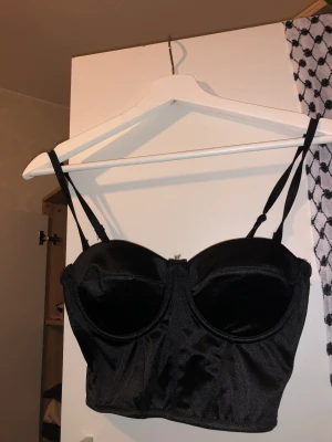 CropTop - Croptop aldrig använd bara testad köpt från NewYorker  Säljs pågrund att den aldrig kom till användning strl xs