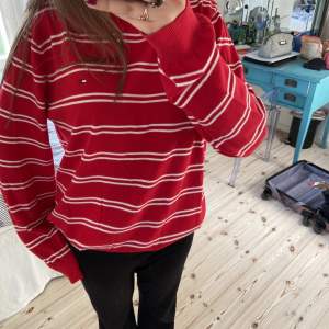 Röd/vit randig tröja i en storlek L. 100% ull. Använd ett fåtal gånger och är i bra skick! Kontakta vid minsta fundering eller vi fler bilder💕