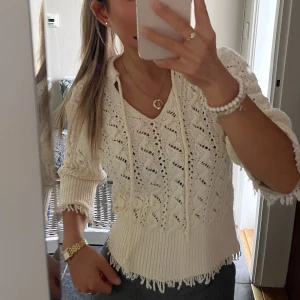 Zara tröja💘 - Säljer min fina stickade Zara tröja då den tyvärr inte kommer till användning. Storlek M men passar även S. Använd 3-5 gånger, finns inga defekter. Köpt för ett år sedan för 379 kr. Mitt direkt-pris är 299 kr💘 Pris kan diskuteras, skriv i dm vid intresse!