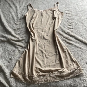 Nattklänning - Super fin nattklänning som tyvärr inte kommit till användning därför säljer jag den 💕 kom gärna med prisförslag 💕