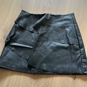 Skinnkjol fr Zara - Skinnkjol fr zara kids, strl 146/152. Passar en xs 