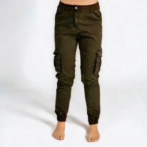 Svarta cargobyxor från MADLADY storlek M - Y2K 2000-tal - Svarta cargobyxor i storlek M från MADLADY. Fickor med tryckknapp på benen. Bra skick! Midjemått rakt över 37cm, innerbensmått 76cm. Använd gärna köp-knappen 💖💖💖