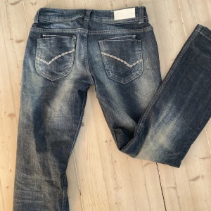Jeans - Midjemått: ca 40 cm Obs jag har sytt in de som syns sista bilden men de går o sprätta🤍 Jag är ca 165 cm lång