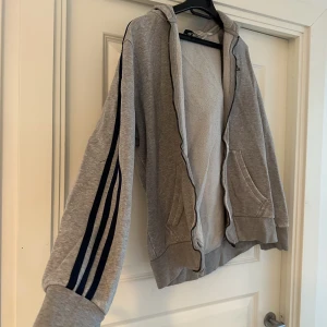 Adidas kofta - Kedjan går tyvärr inte att stänga 