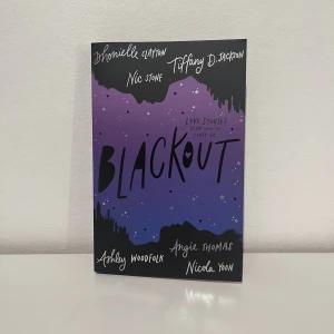 Blackout - Populär booktokbok! Läst en gång men i bra skick 💜