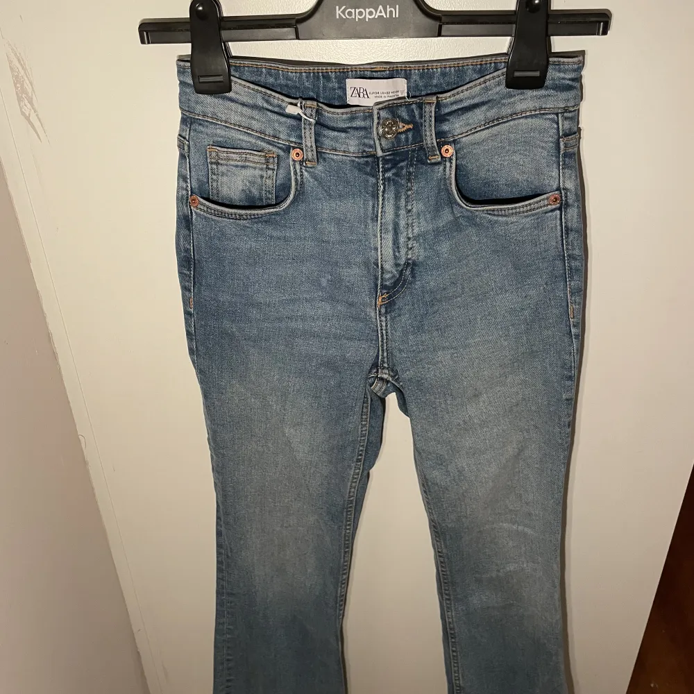 Säljer mina zara jeans låg midjade köpta på Sellpy men aldrig använt på grund av fel storlek. Mycket bra skick . Jeans & Byxor.