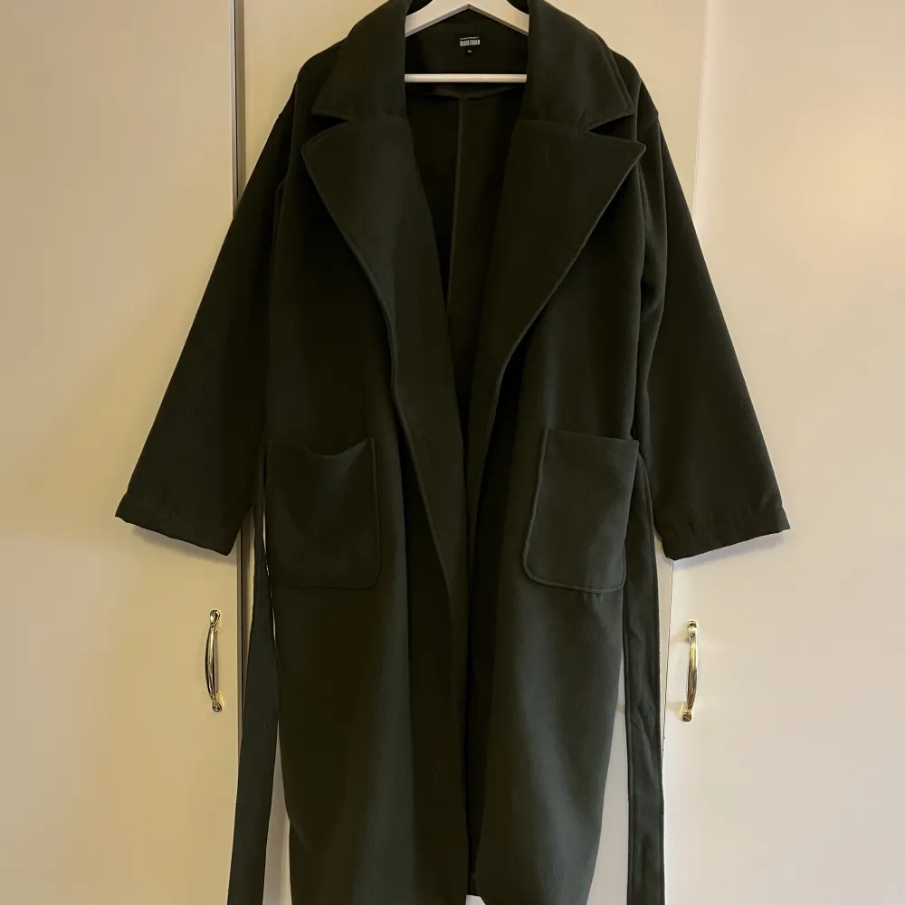 Säljer denna magiska mörkgröna kappan från Lojsan Wallins kollektion för Bubbleroom i storlek 40 och i nyskick😊. Jackor.
