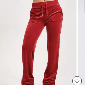 Röd juicy set  - Röda juicy set jätte fint tröjan och byxorna är i bra skick men mst sälja då dom är för stora