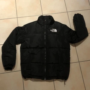 The North Face Nuptse Jacka - !OBS REPLIKA! The North Face Nuptse jacka. Står storlek M men skulle säga att den bara passar S. Skriv om du har nån fråga :) Köp sker via ”köp nu” funktionen