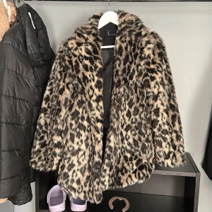 Leopard jacka  - Från nakd linn ahlborgs kollektion, som ny, använt den flertal gånger men inte sönder eller någonting. Säljer pågrund av att jag inte använder den längre :)