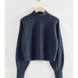 Stickad tröja - Säljer denna slutsålda stickade tröja från other stories som är använd ett fåtal gånger🥰🥰