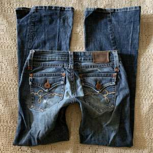 Ett par underbara vintage Gina jeans, de är lågmidjade och har fina fickor. Mått:  Midjemått 38x2 Innerbenslängden: 77cm Full längd: 89cm