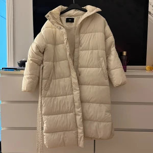 Vinterjacka - Säljer nu min vita långa vinterjacka från bikbok, den är helt som ny i skicket då den är köpt i vintras och bara användits 2 gånger, jag har vanligtvis storlek M men denna är i storlek XS och passar perfekt så även för dig som har S/M passar denna även di