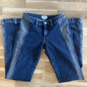 Lågmidjade Bootcut  - Nästan oanvända lågmidjade Bootcut jeans från weekday. De har dragkedjegylf. Innerbenslängden är 85cm 