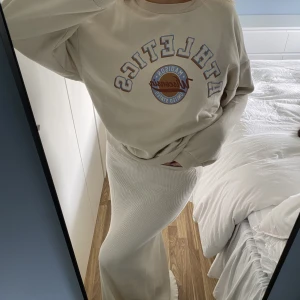 Tröja - Gammal men näst intill aldrig använd