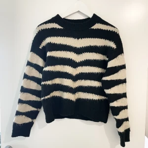 Randig stickad tröja, Mango (S) - Härlig stickad tröja i randigt zebramönster, storlek Small. Tröjan är från Mango och är i fint skick.