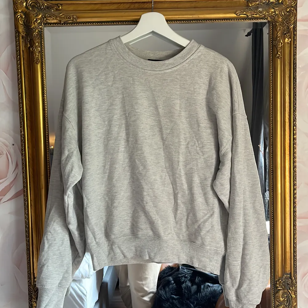 Grå sweatshirt från Bikbok strl xs men är stor ❤️. Tröjor & Koftor.