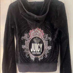 Äkta Juicy Couture kofta i storlek M men skulle säga att den är mer som en S.  Använd men i fint skick! Inga skavanker. Kan hämtas i Särö alternativt skickas mot fraktkostnad. Köparen står för frakten!🌸