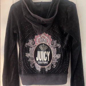 Juicy Couture kofta - Äkta Juicy Couture kofta i storlek M men skulle säga att den är mer som en S.  Använd men i fint skick! Inga skavanker. Kan hämtas i Särö alternativt skickas mot fraktkostnad. Köparen står för frakten!🌸