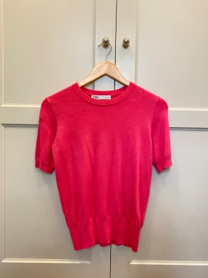 Stickad t-shirt - En otroligt mjuk t-shirt från zara som är jättesnygg! Lite ljusare i verkligheten.