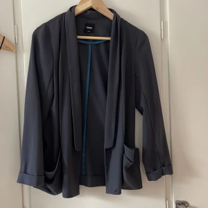 Grå kavaj/blazer - Säljer denna gråa kavaj/blazer då den är för liten för mig 
