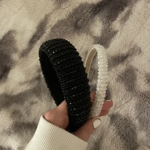 Diadem  - Säljer dessa söta diadem. Aldrig använda. Köp båda för 99kr eller en för 59kr. 🩷🩷