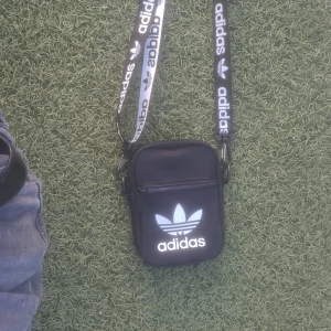 Adidas axelväska - 9/10 skick 150 kr snabbaffär 100kr