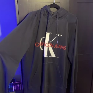 Calvin Klein hoodie - Säljer denna tröjan som jag använt ett tag men endå bra skick. 8/10 skick. Skriv för frågor  