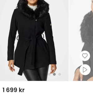 Hollies kappa - Säljer min svarta hollies kappa i storlek 34 då den inte kommer till användning. Haft den i 9 månader och inte använt sällan. Kom gärna privat för mer specifika bilder på min kappa då jag lånat bilderna. Nypris 1699 
