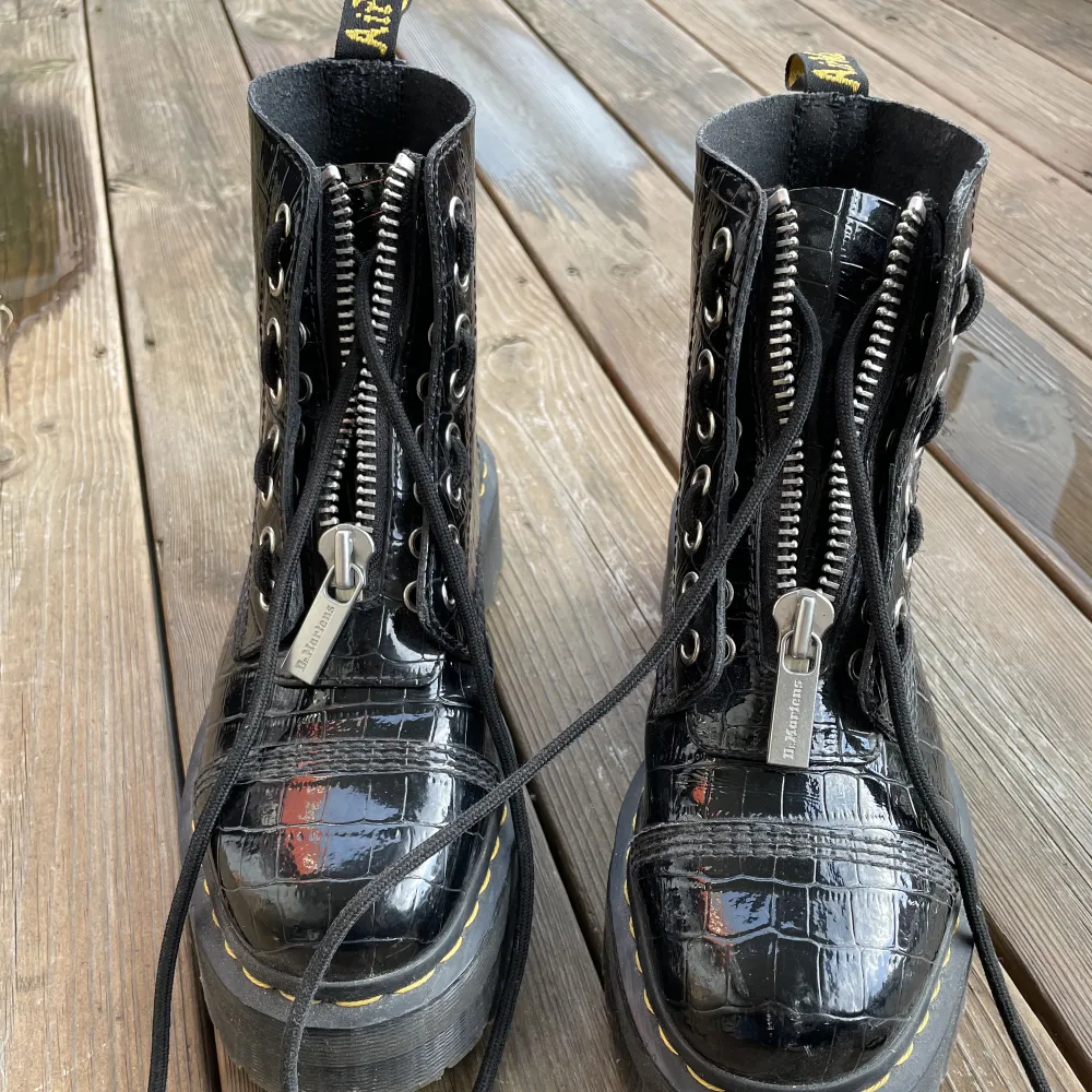 Dr. Martens sinclair boots med låstas krokodil läder. Svarta med dragkedja och snöre. Haft på mig dem 2 gånger under året 2020. Passar storlek 37-39 🧚‍♀️. Skor.