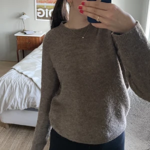 Brun stickad tröja H&M🤎 - Brun stickad tröja från H&M i använt (lite nopprig vilket kan ses på bild 1) men fortfarande fint skick. Storlek xs men sitter perfekt på mig som är s. 