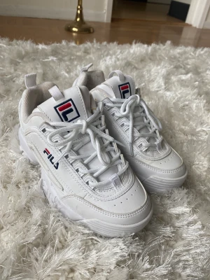Fila skor  - Fila sneakers 👟 väldigt sparsamt använda. Nypris 1100:-