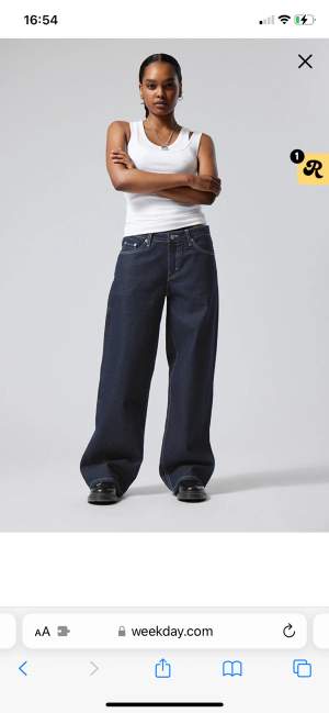 Säljer ett par lågmidjade baggy jeans från Weekday i modellen Ample!❣️Storleken 24/32 och säljer då de är pågränsen till för små. Lite urtvättade, skickar mer än gärna egna bilder💗