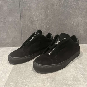 Axel Arigato clean 90 zip - Näst intill helt nya Axel Arigato skor i väldigt fint skick! Storlek 41! Fler bilder kan absolut lösas. Om priset inte passar buda på.