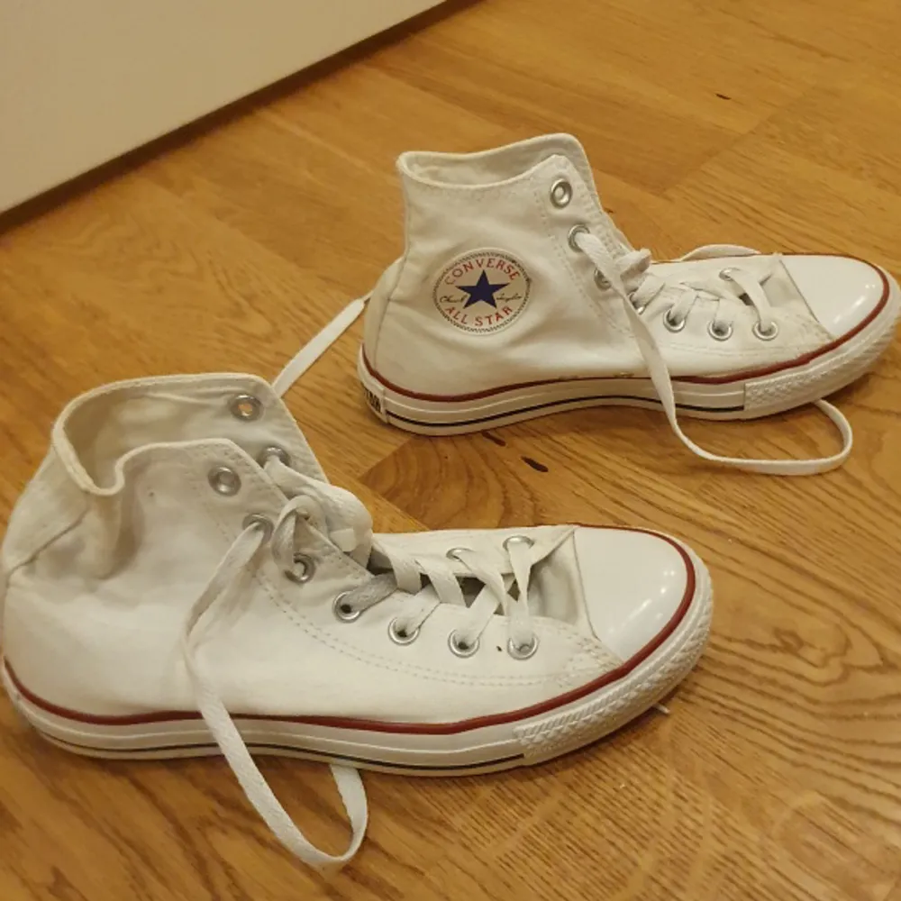 Säljer dessa vita converse i storlek 39. Dom är i väldigt bra skick då dom i stort sätt inte är använda. Säljs för 450r+frakt. Skor.