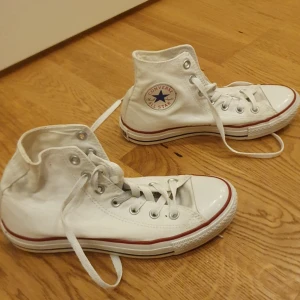 Vita converse 39 - Säljer dessa vita converse i storlek 39. Dom är i väldigt bra skick då dom i stort sätt inte är använda. Säljs för 450r+frakt