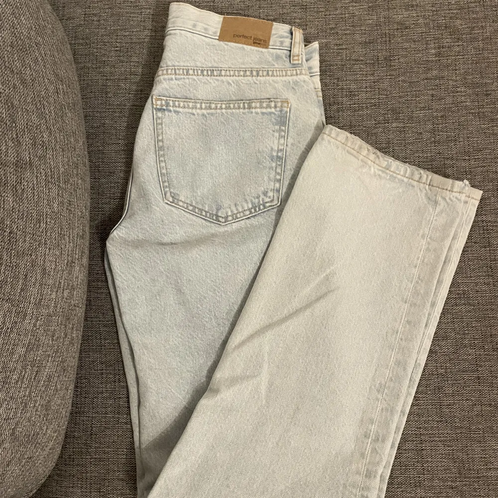 Ginas populära straight Low waist jeans.  I fint skick då jag endast använt dom fåtal gånger.. Jeans & Byxor.