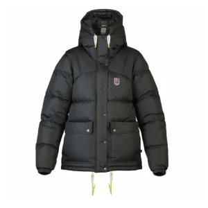 Fjällräven jacka xs  - Säljer min svarta fjällrävenjacka då den inte används längre. Jackan är så gott som ny utan defekter, hör av er ifall ni har frågor och buda gärna💘💘