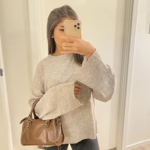 Beige stickad tröja  - Jätte fin och gosig beige stickad tröja som sitter perfekt, rak passform och utsvängda armar🩷🧸storlek M för att den ska sitta lite löst (är 155)