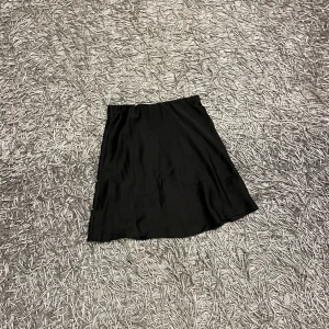 Siden kjol - Väldigt fin kjol som tyvärr inte har kommit till användning! Skönt svalkande material, köpt på Lindex. 