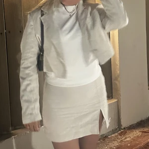 KOSTYM SET - Kostym set i linne, kjol och kavaj 