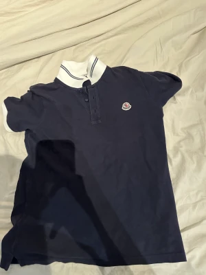 Säljer min feta moncler pike  på grund av  att den är för liten för mig den  är i fint skick och har inga hål,  äkta såklart tar även emot byten! - Den är i storlek 164 och är väldigt fin! Ny pris ligger på cirka en 1500 på barn pike. 